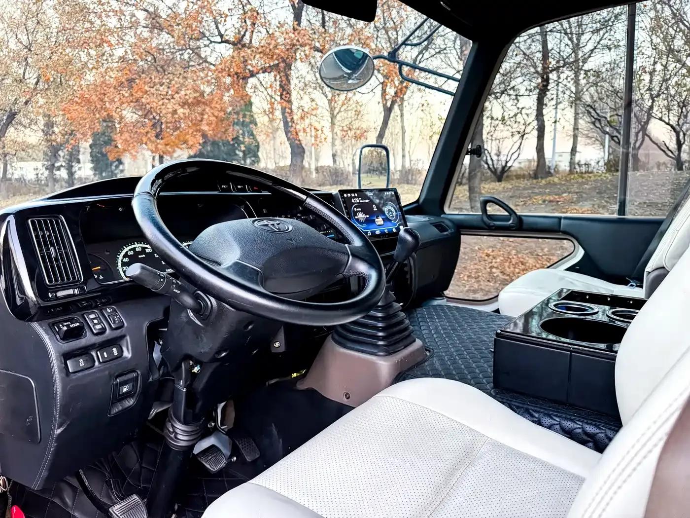 2023 Toyota Coaster 4.0L Manual — миниатюра 33