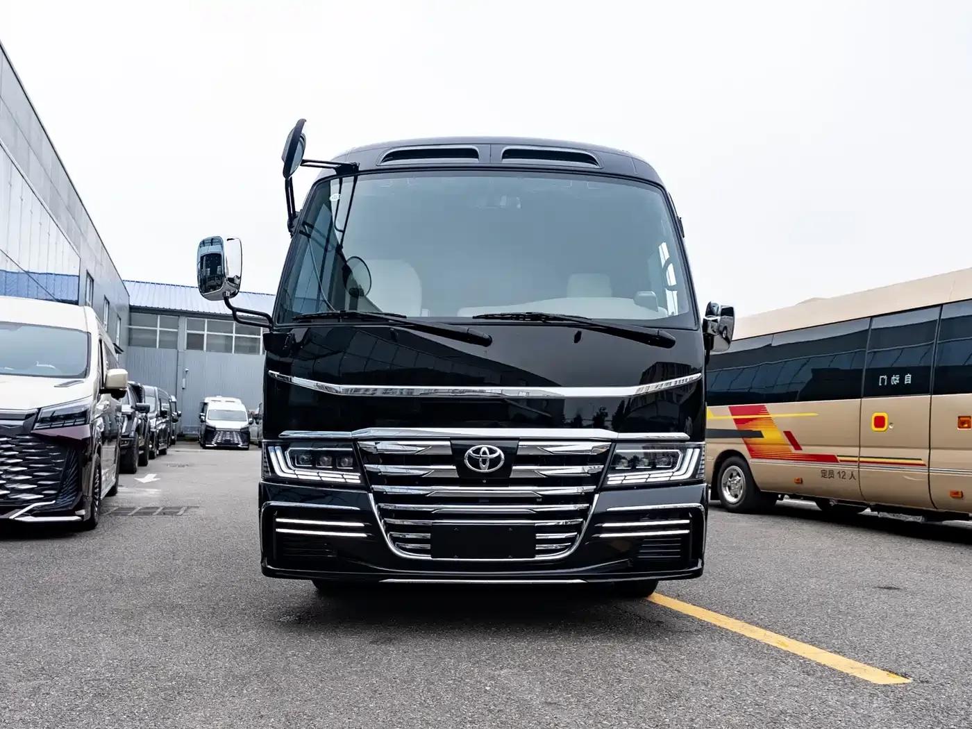 2025 Toyota Coaster 4.0L Manual — миниатюра 1