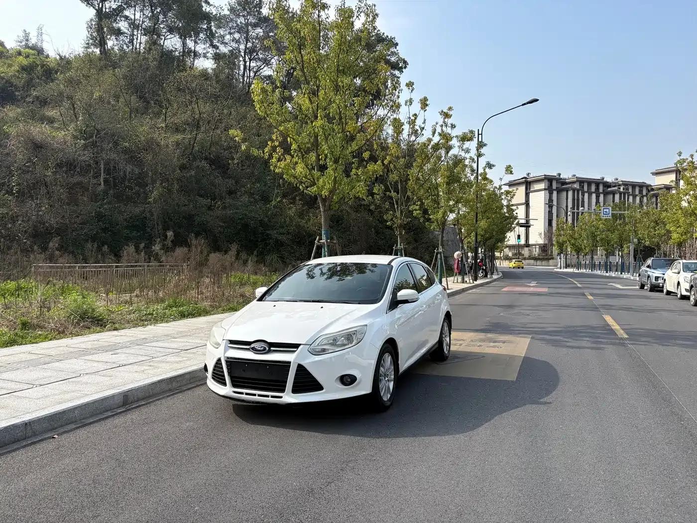 Ford Focus 2012 Hatchback 1.6L Manual Comfort — миниатюра 1