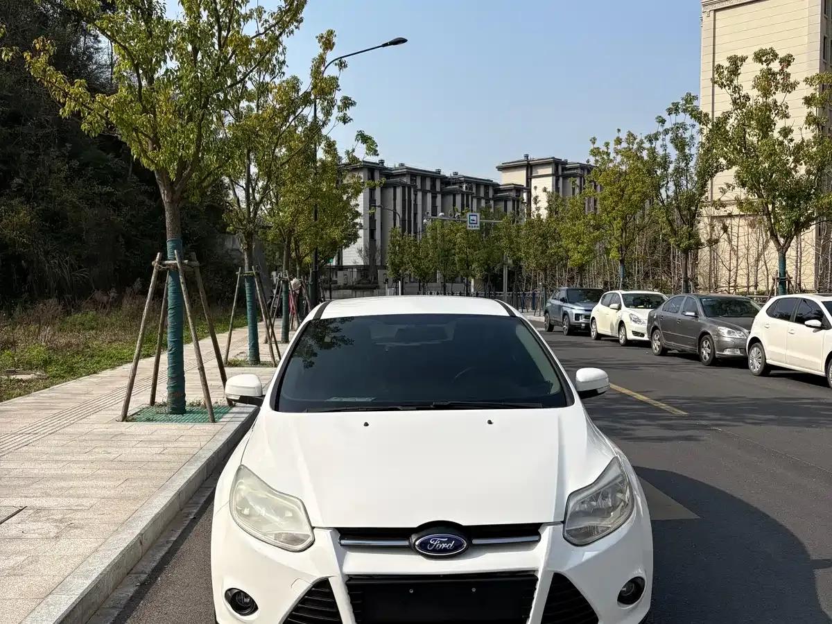 Ford Focus 2012 Hatchback 1.6L Manual Comfort — миниатюра 2