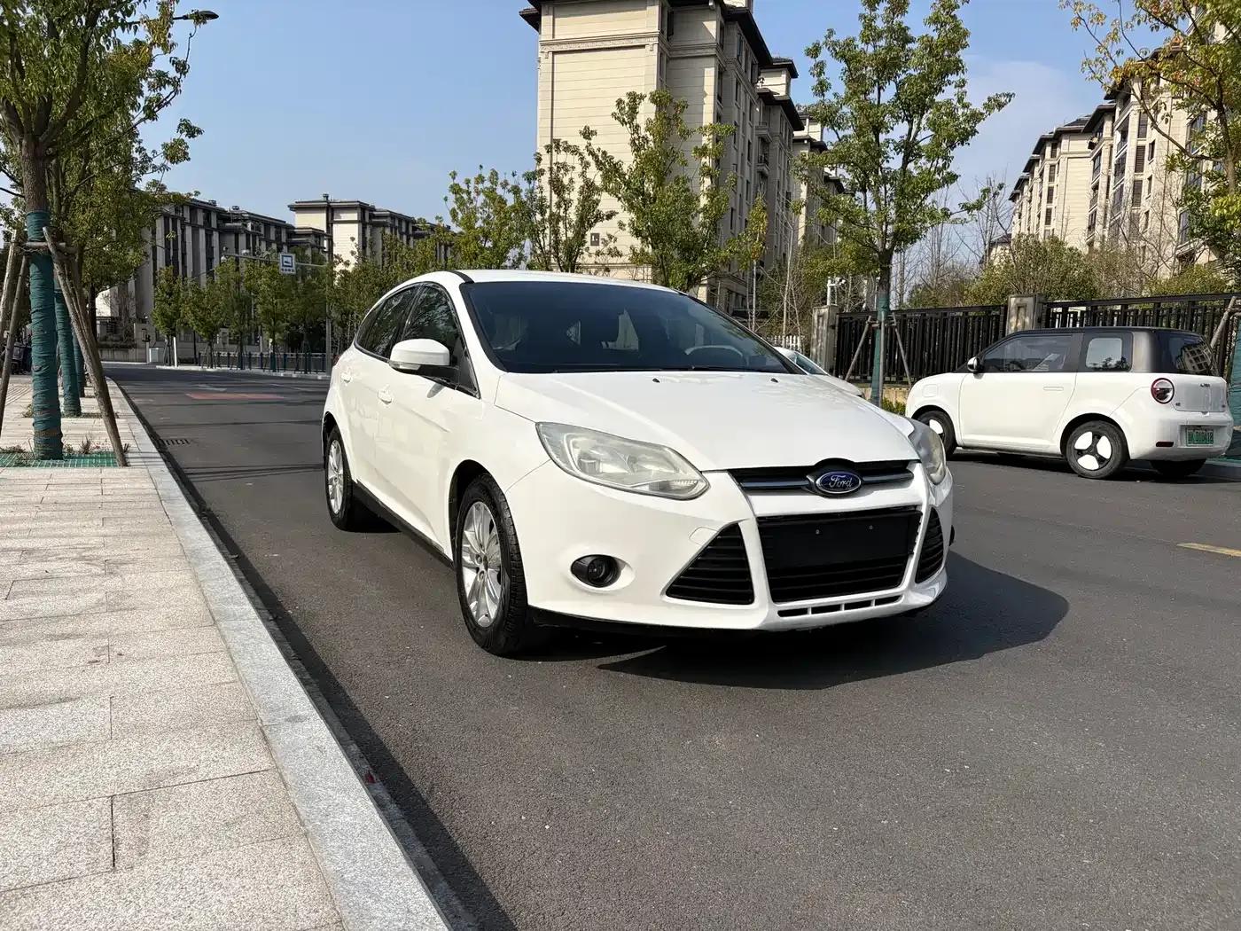 Ford Focus 2012 Hatchback 1.6L Manual Comfort — миниатюра 3