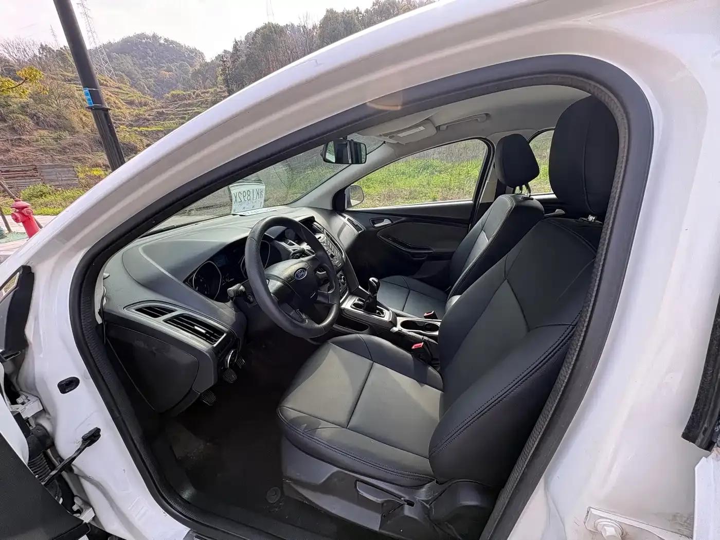Ford Focus 2012 Hatchback 1.6L Manual Comfort — миниатюра 4