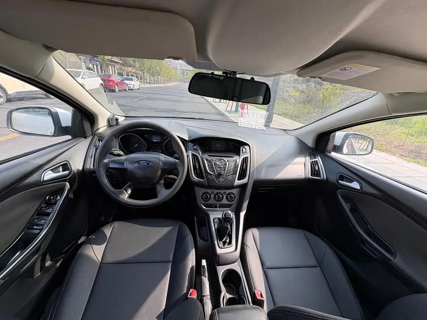 Ford Focus 2012 Hatchback 1.6L Manual Comfort — миниатюра 5