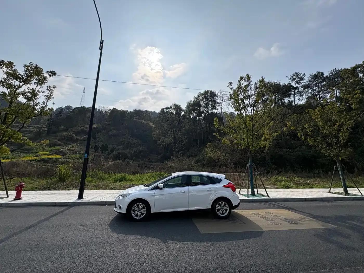 Ford Focus 2012 Hatchback 1.6L Manual Comfort — миниатюра 7