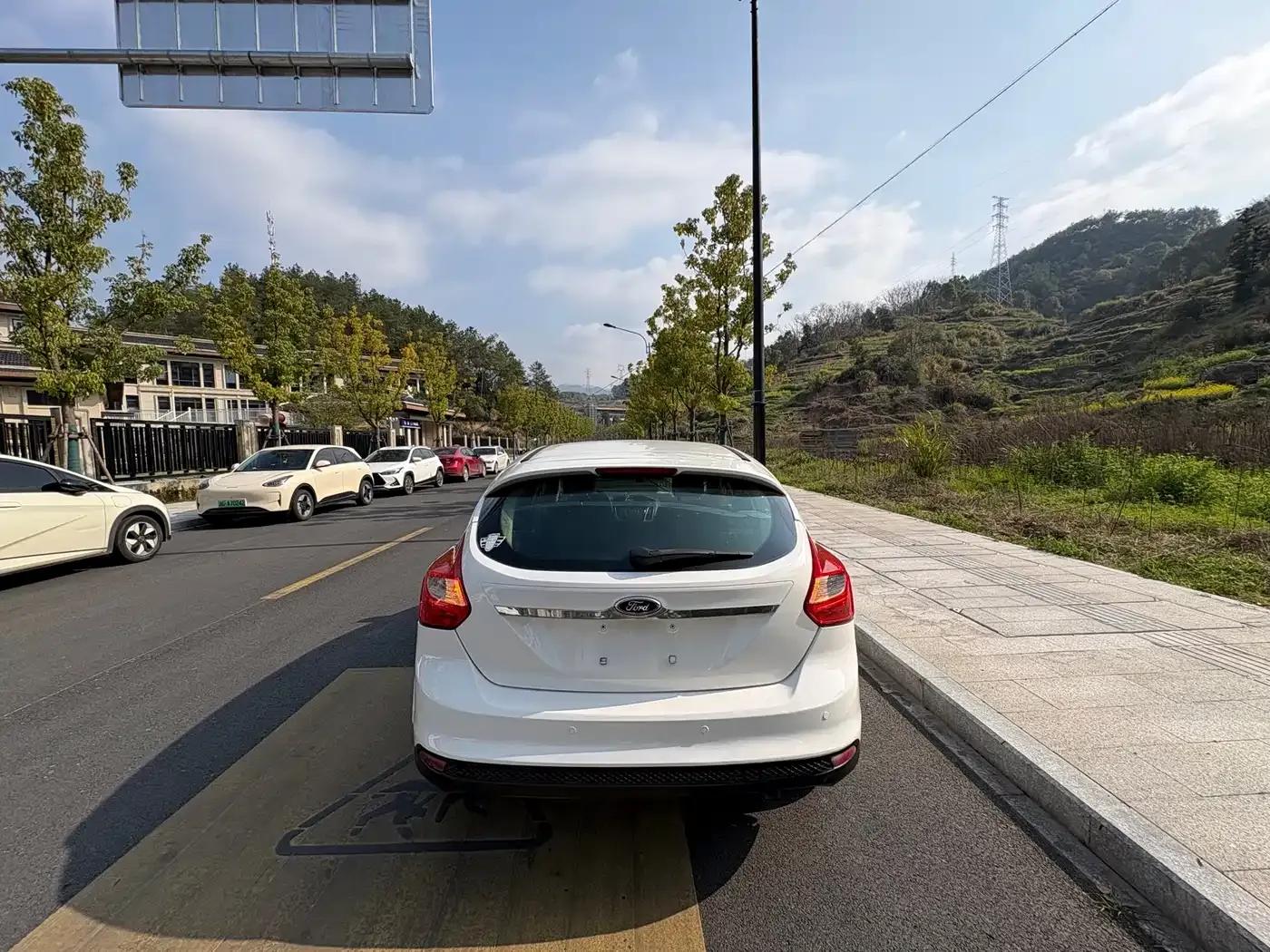 Ford Focus 2012 Hatchback 1.6L Manual Comfort — миниатюра 8