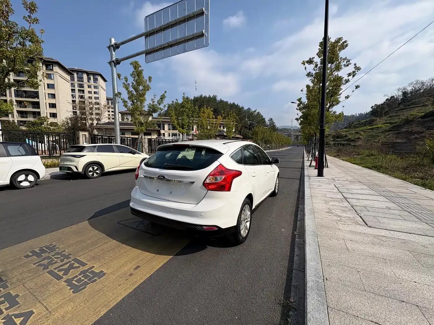 Ford Focus 2012 Hatchback 1.6L Manual Comfort — миниатюра 9