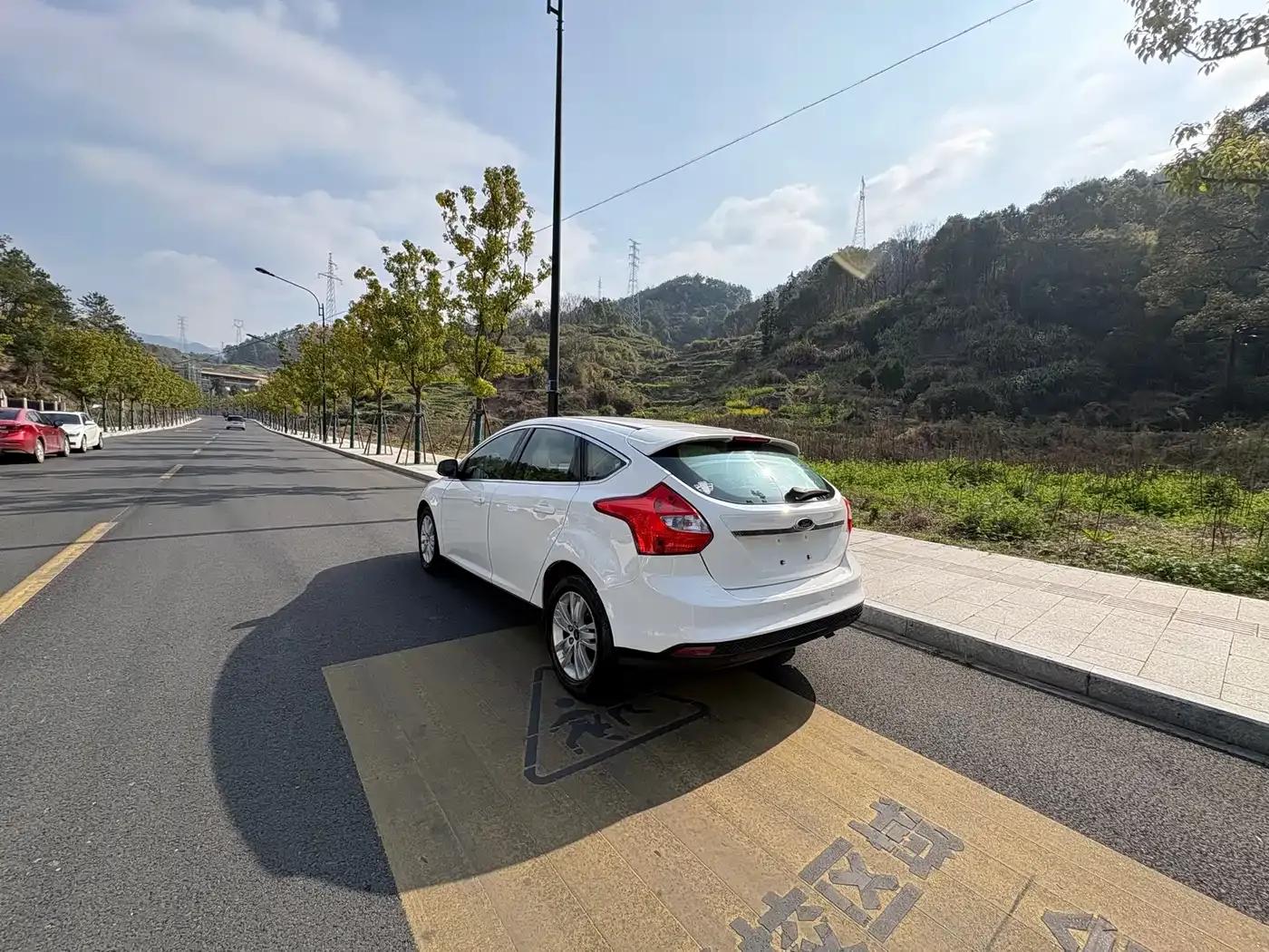 Ford Focus 2012 Hatchback 1.6L Manual Comfort — миниатюра 10