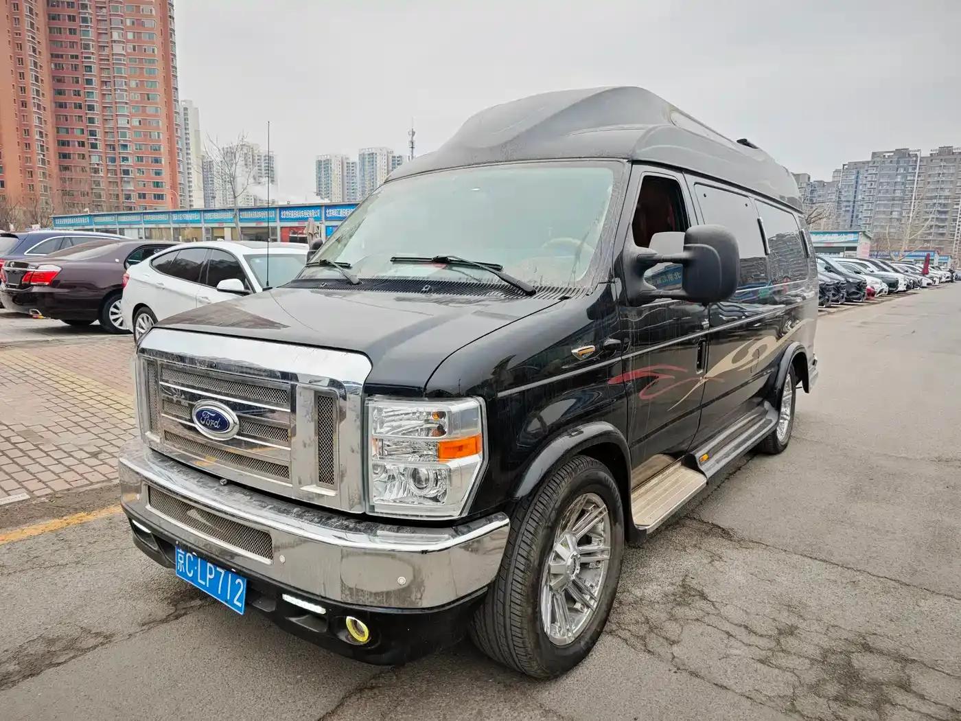 2011 Ford E350 5.4L Platinum Edition — миниатюра 1