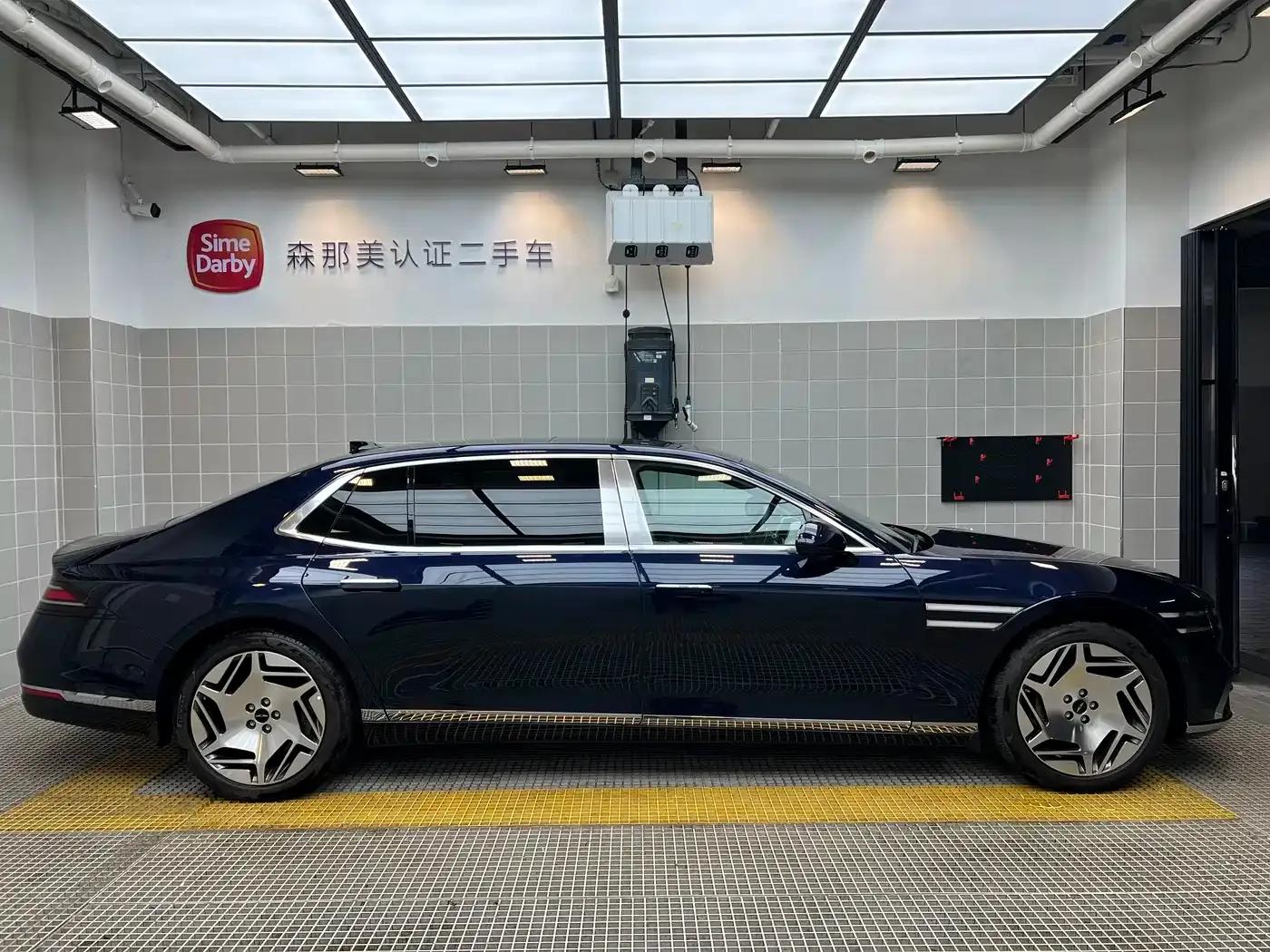 Genesis G90 2023 3.5T Executive Long Wheelbase — миниатюра 2