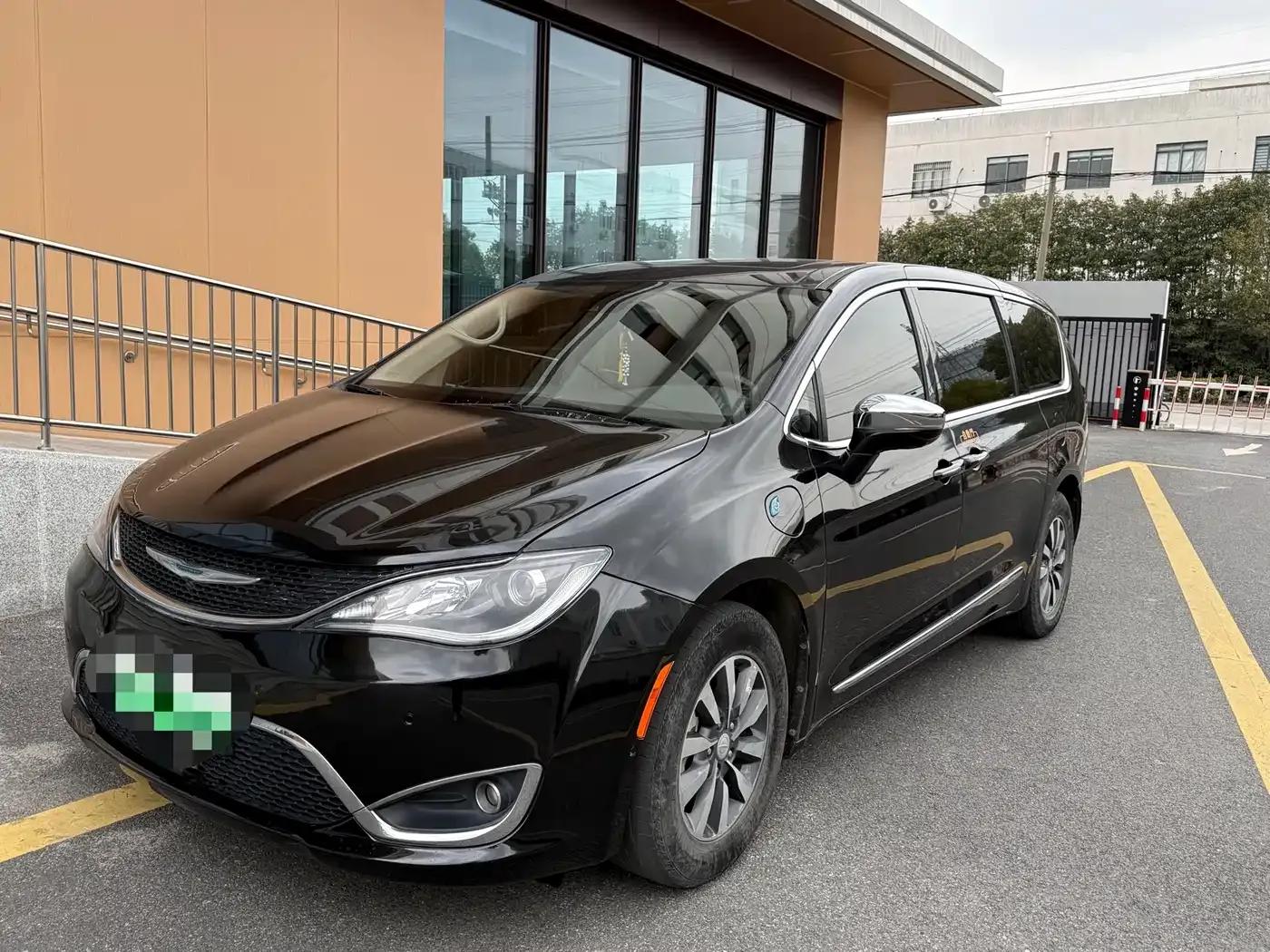 2019 Chrysler Grand Voyager PHEV (Imported) 3.6L Plug-in Hybrid — миниатюра 1