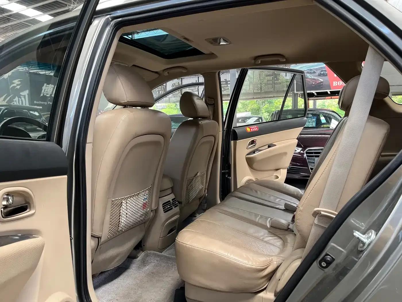 Carens 2011 2.0L 7-seater Automatic Comfort Edition — миниатюра 17