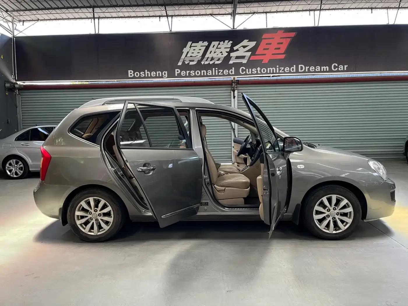 Carens 2011 2.0L 7-seater Automatic Comfort Edition — миниатюра 8