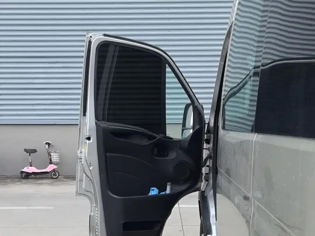 Iveco Daily 2020 2.3T Manual Super Short Wheelbase High Roof High Power F1A — миниатюра 8