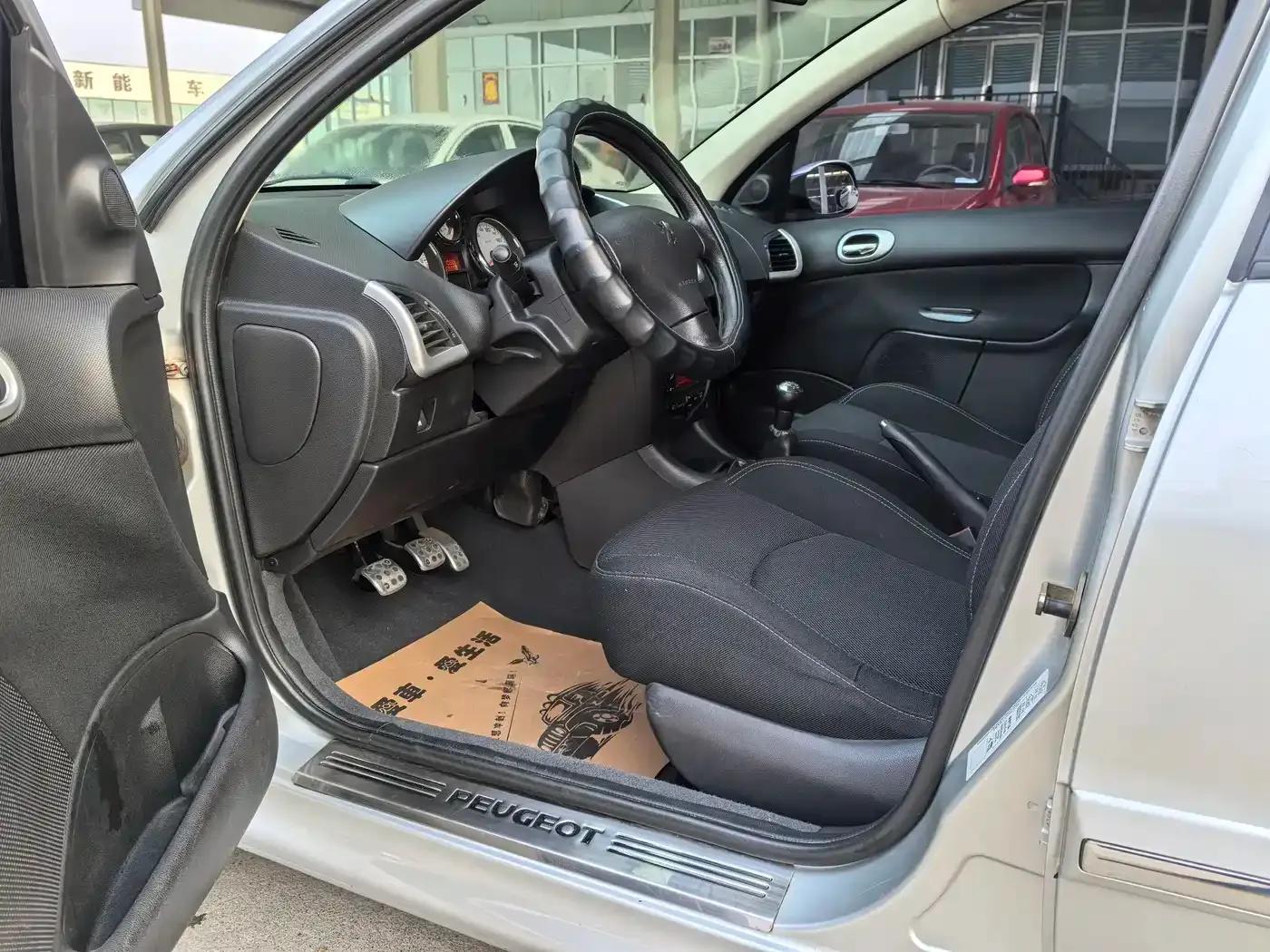 Peugeot 207 2009 Sedan 1.4L Manual Comfort Edition — миниатюра 5
