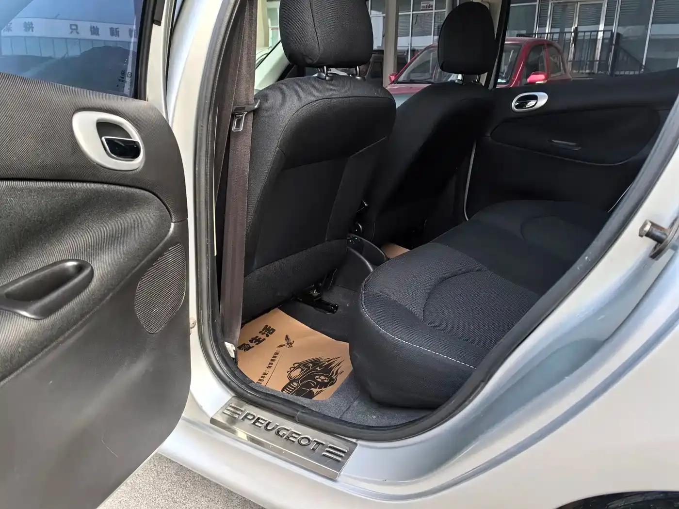 Peugeot 207 2009 Sedan 1.4L Manual Comfort Edition — миниатюра 6