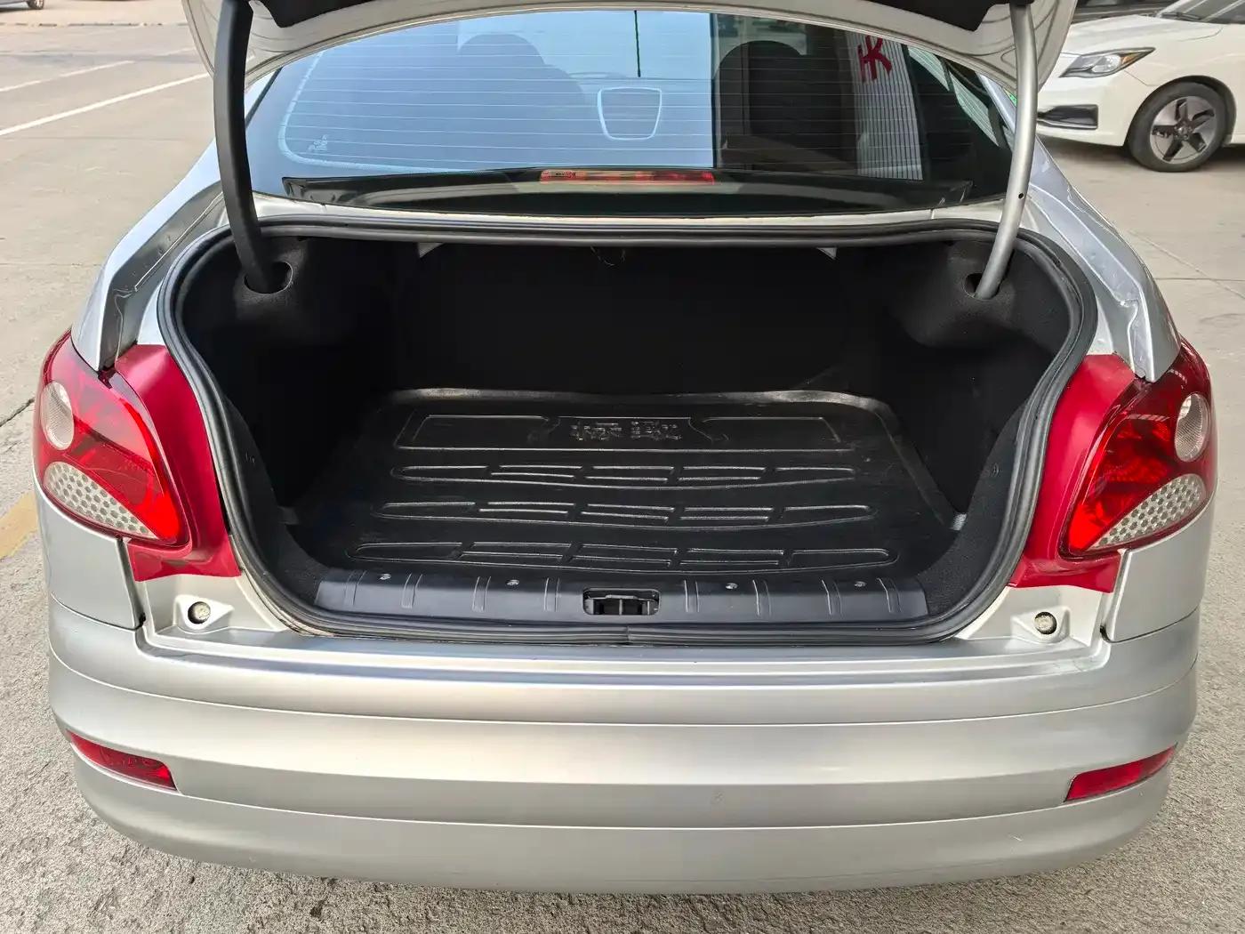 Peugeot 207 2009 Sedan 1.4L Manual Comfort Edition — миниатюра 8