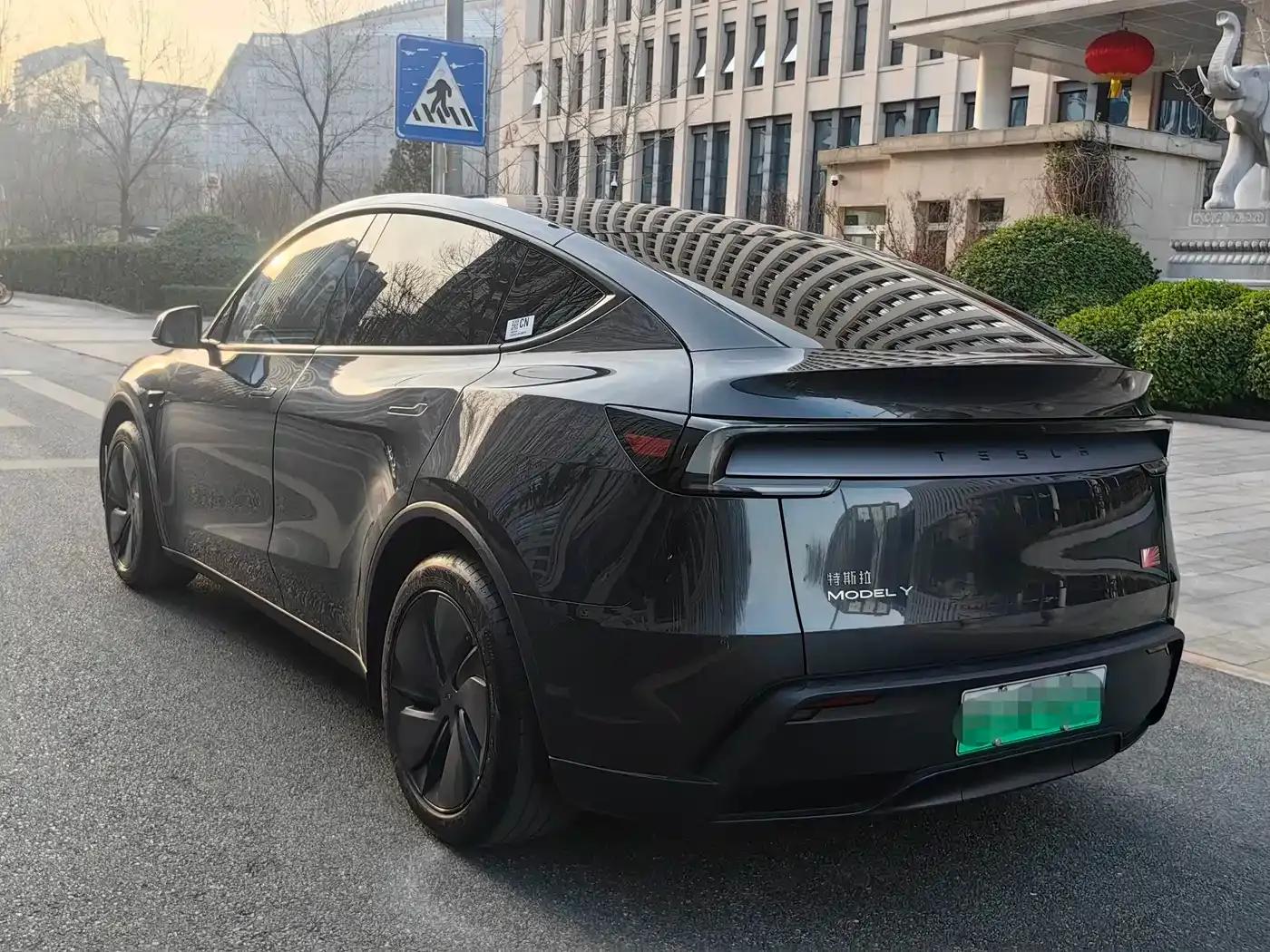 Model Y 2025 Rear-Wheel Drive First Edition — миниатюра 2
