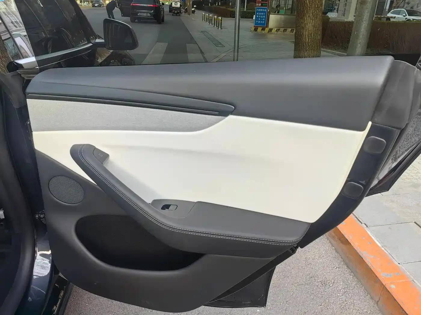 Model Y 2025 Rear-Wheel Drive First Edition — миниатюра 12