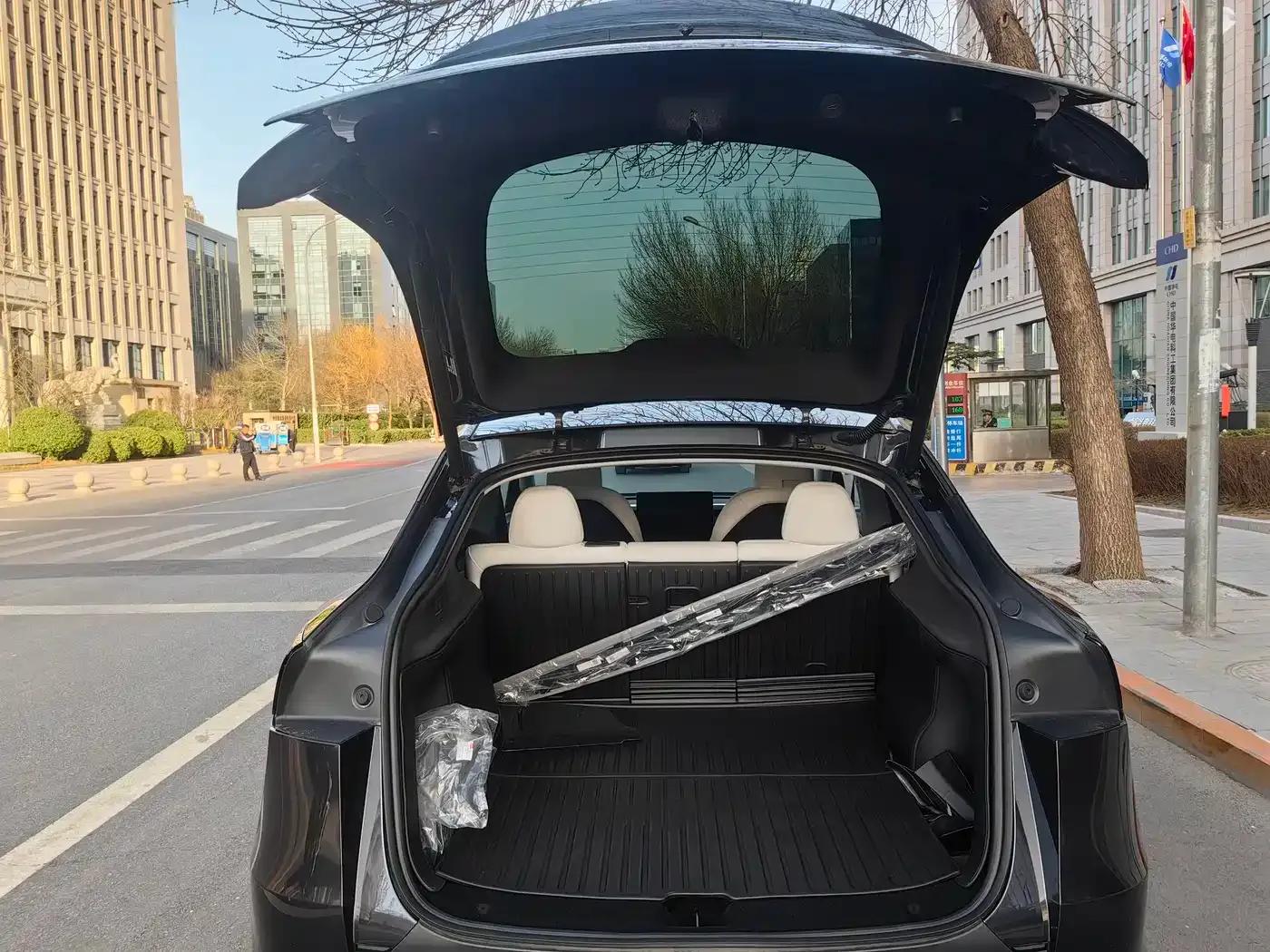 Model Y 2025 Rear-Wheel Drive First Edition — миниатюра 15