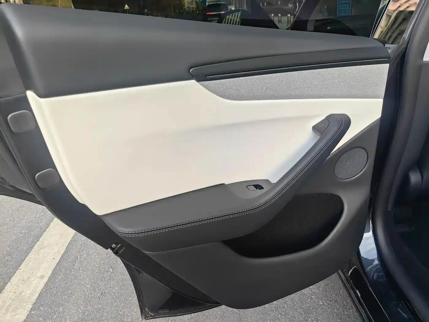 Model Y 2025 Rear-Wheel Drive First Edition — миниатюра 17