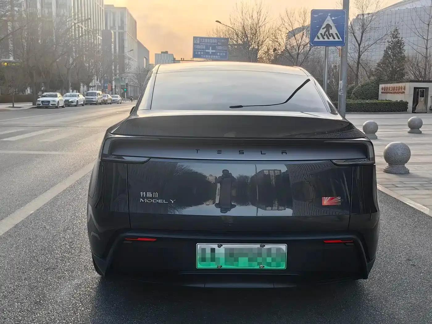 Model Y 2025 Rear-Wheel Drive First Edition — миниатюра 3