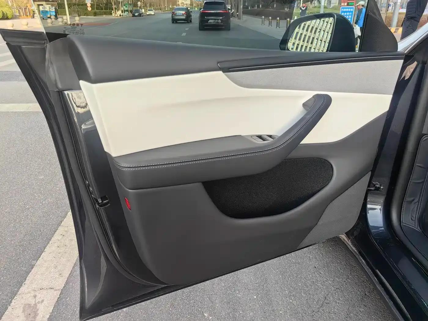 Model Y 2025 Rear-Wheel Drive First Edition — миниатюра 21