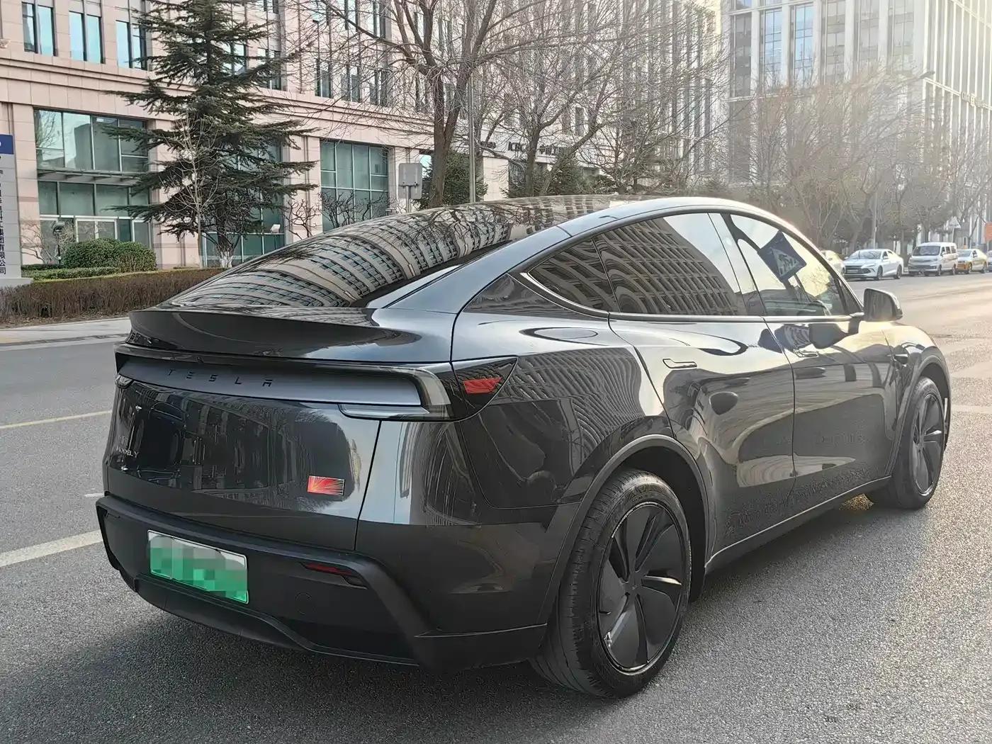 Model Y 2025 Rear-Wheel Drive First Edition — миниатюра 4