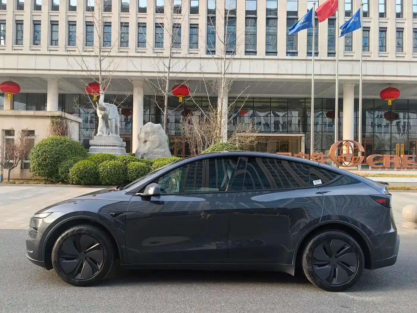 Model Y 2025 Rear-Wheel Drive First Edition — миниатюра 7