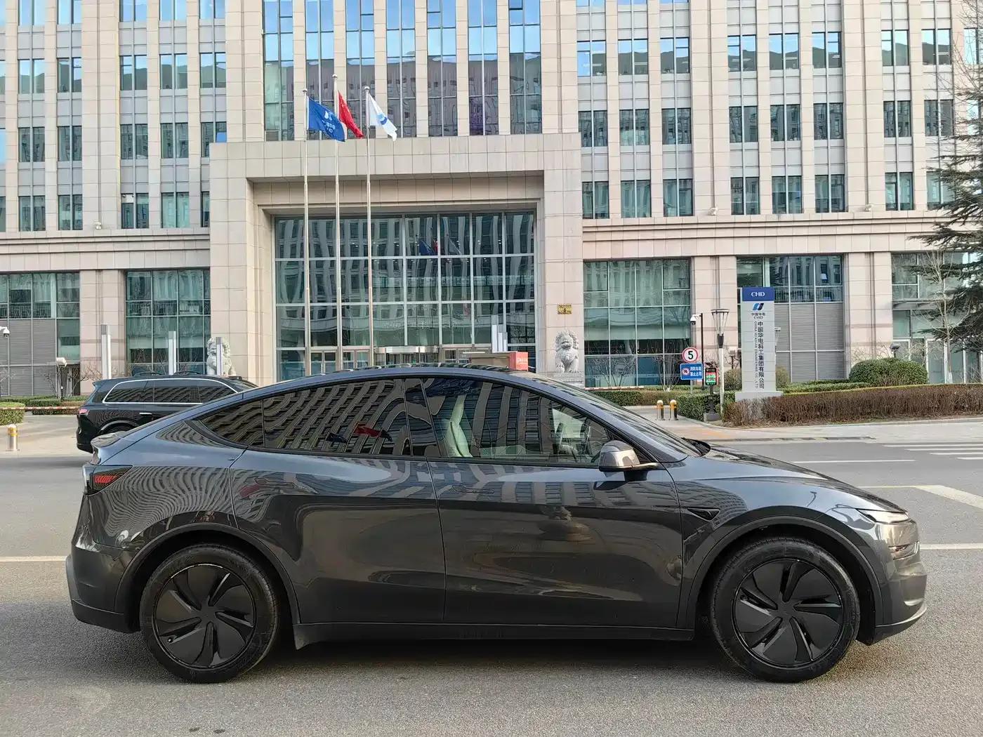 Model Y 2025 Rear-Wheel Drive First Edition — миниатюра 8