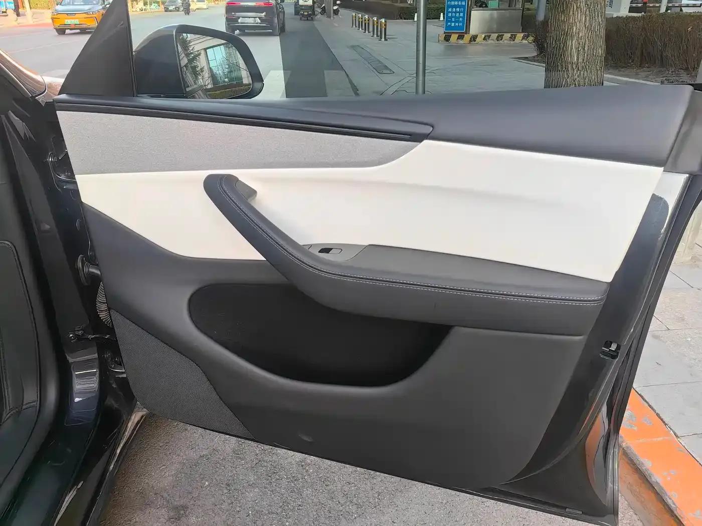 Model Y 2025 Rear-Wheel Drive First Edition — миниатюра 9