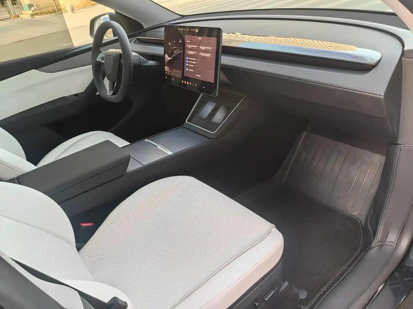 Model Y 2025 Rear-Wheel Drive First Edition — миниатюра 10