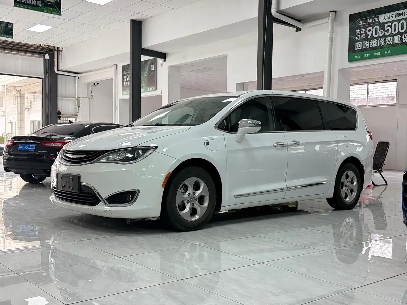 2018 Imported Grand Voyager PHEV 3.6L Plug-in Hybrid — миниатюра 1