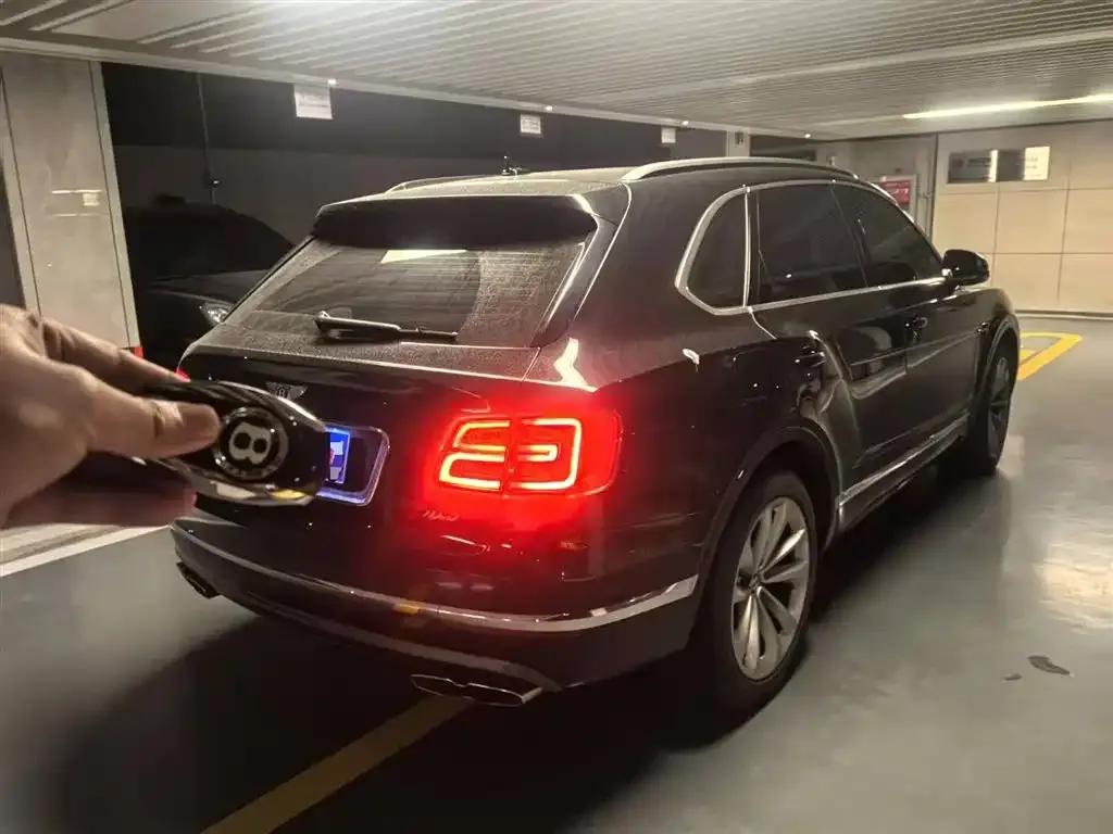 Bentayga Plug-in Hybrid 2019 3.0T PHEV — миниатюра 2