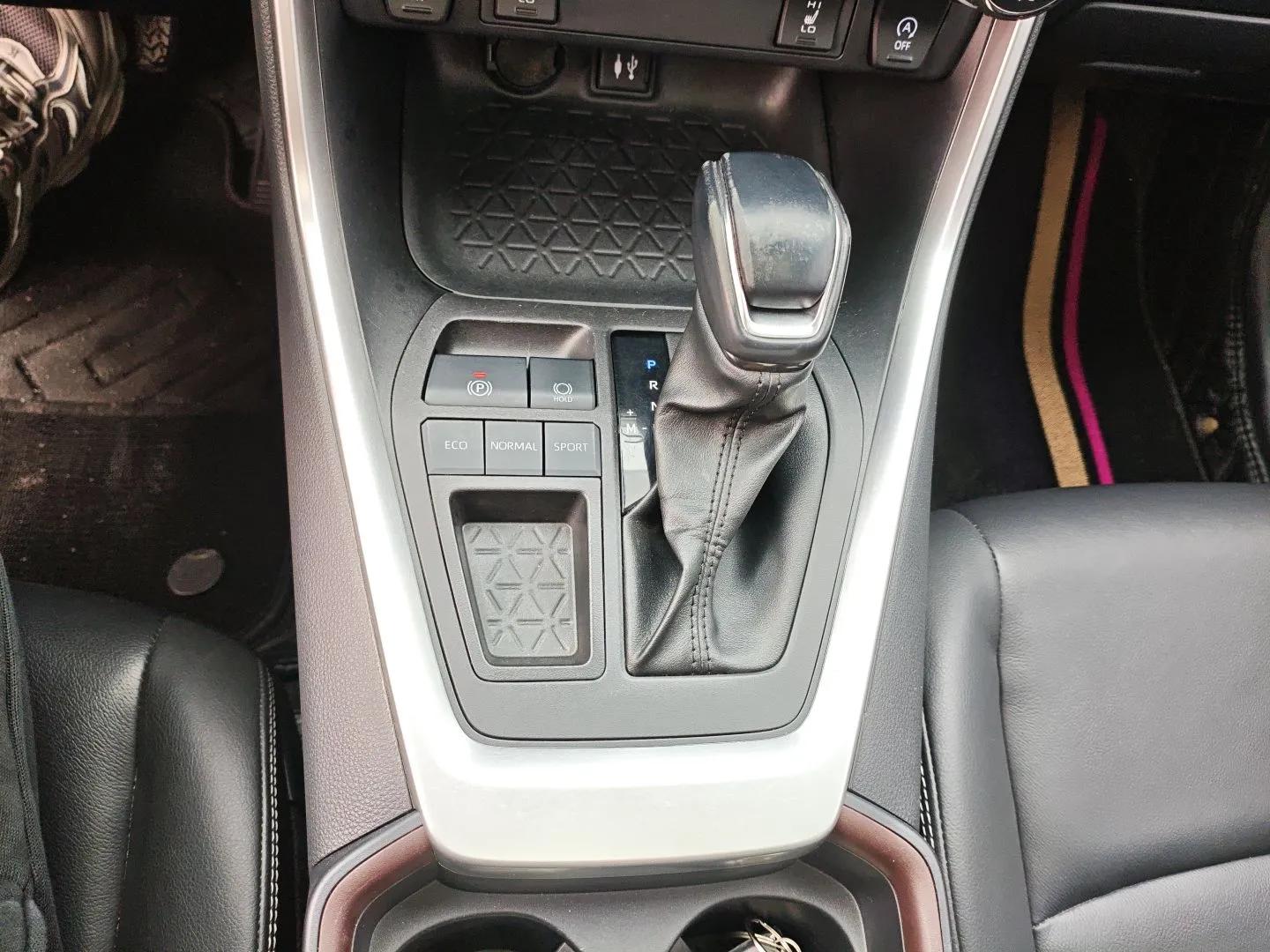 Toyota RAV4 2022 2.0L CVT Two-Wheel Drive Fashion Plus Edition — миниатюра 17