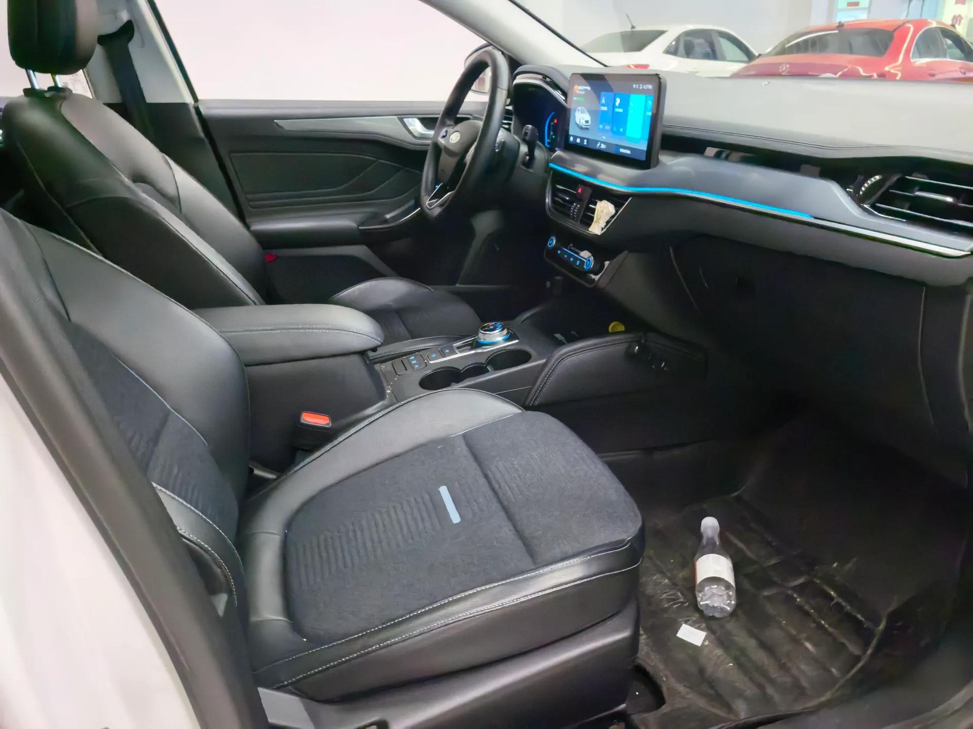 Ford Focus Active 2021 EcoBoost 180 Automatic Trendy Model — миниатюра 26