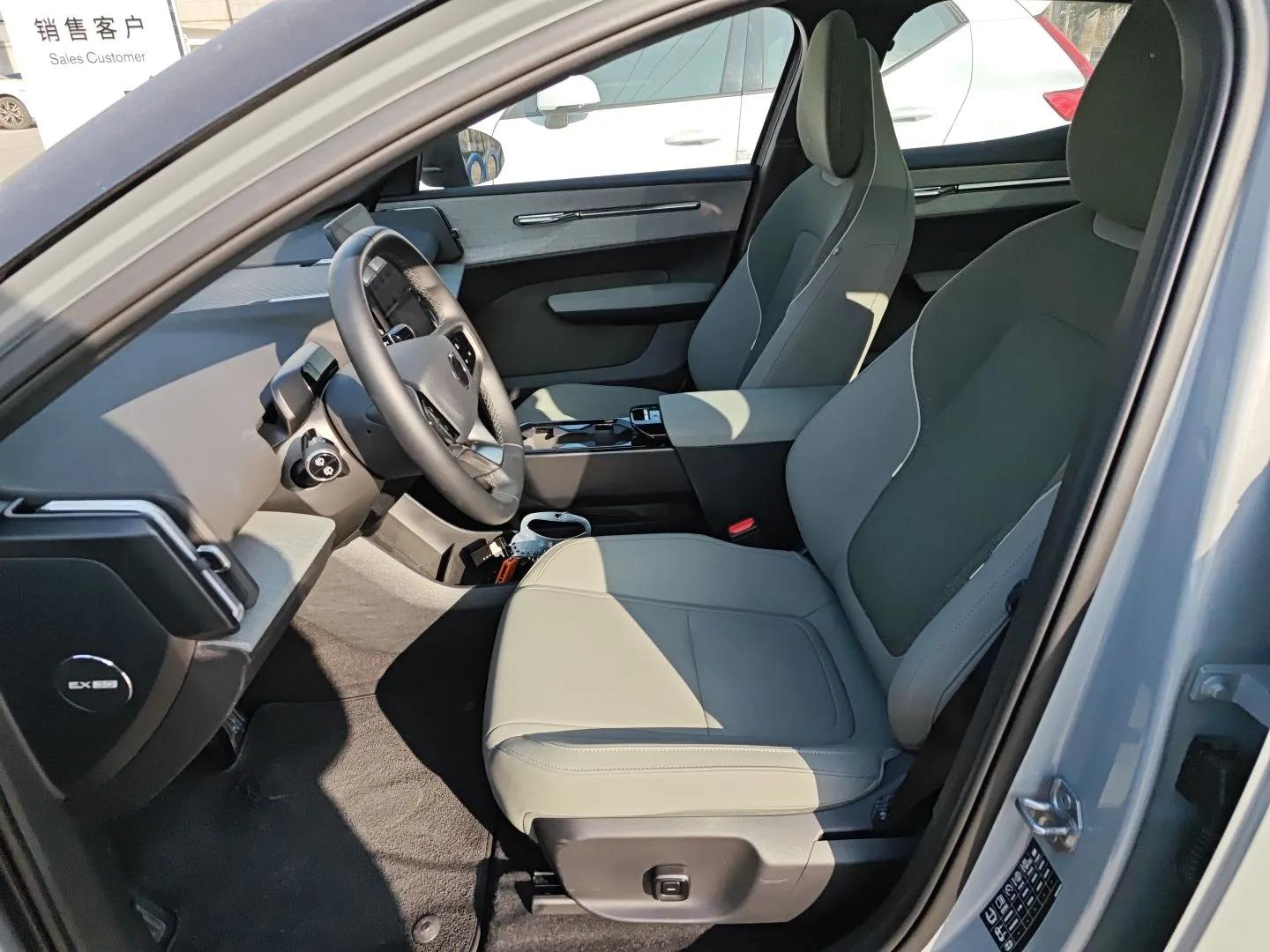 Volvo EX30 2025 Rear-Drive Long-Range Version Ultra — миниатюра 16