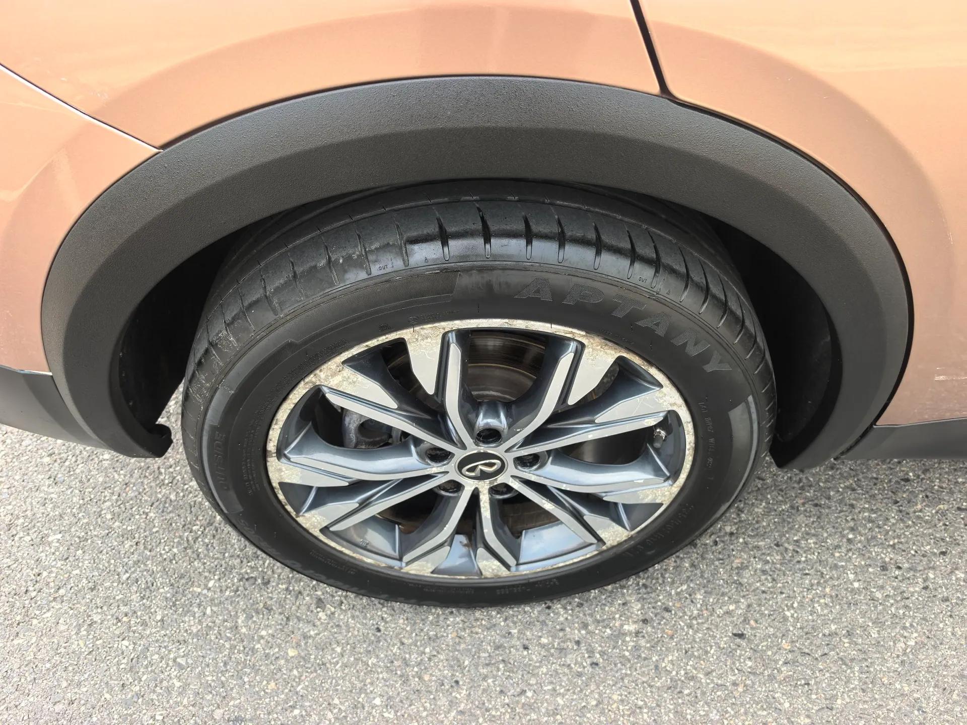 Infiniti QX30 2017 2.0T Four-Wheel Drive Sport Edition — миниатюра 11
