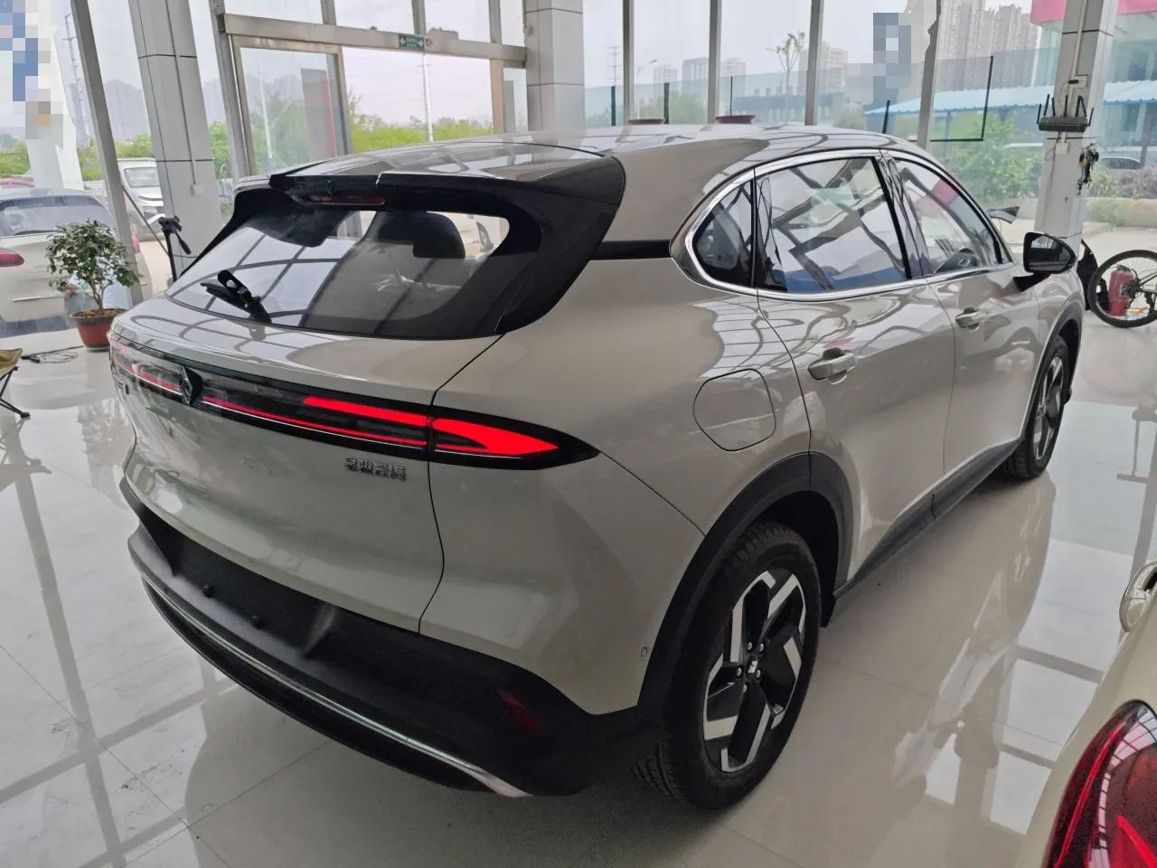 Baojun Yunhai 2024 140km Plug-in Hybrid Version — миниатюра 6