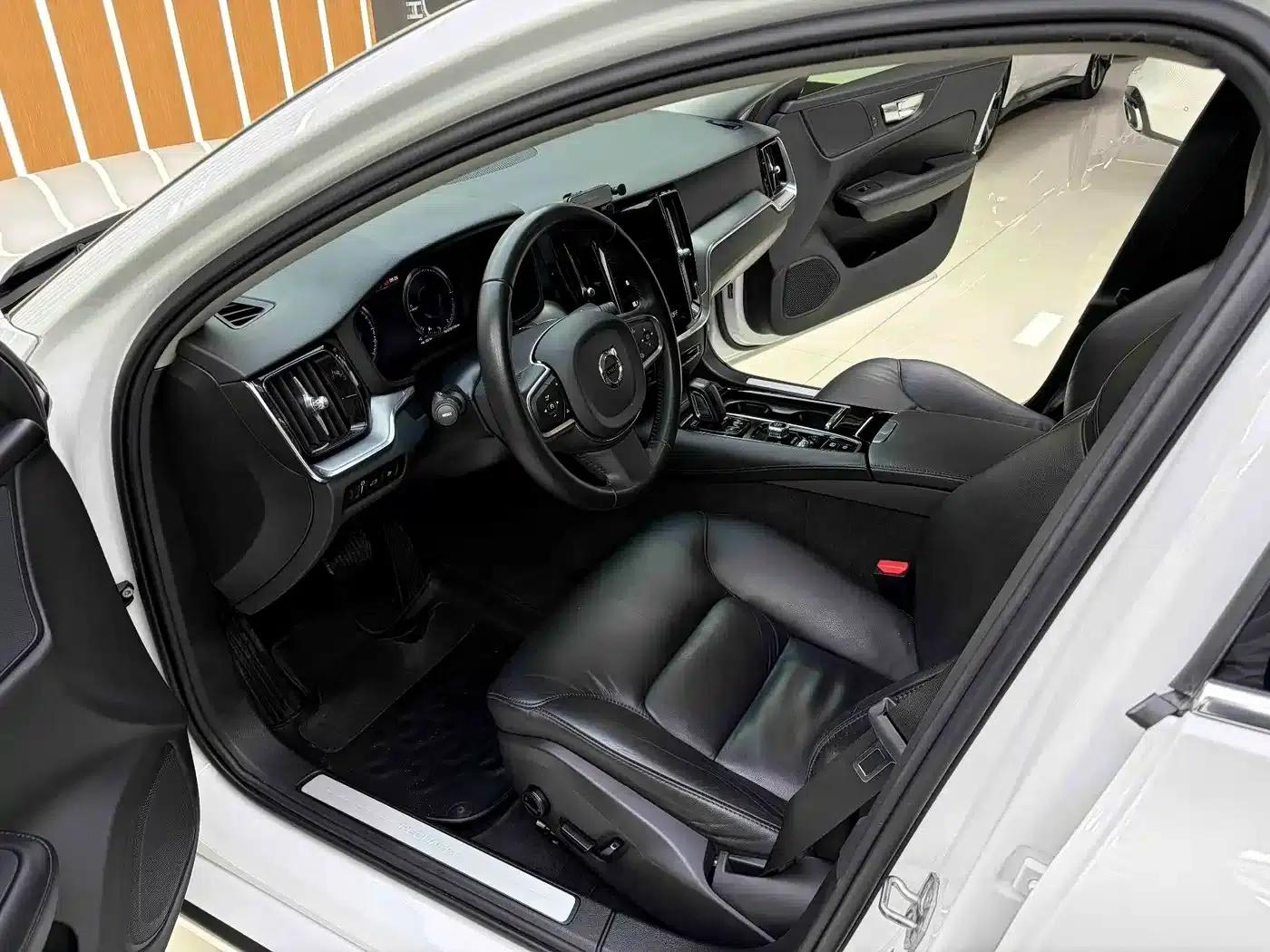 2021 Volvo S60 Plug-in Hybrid T8 E-Drive Hybrid AWD Inscription Luxury Edition — миниатюра 12