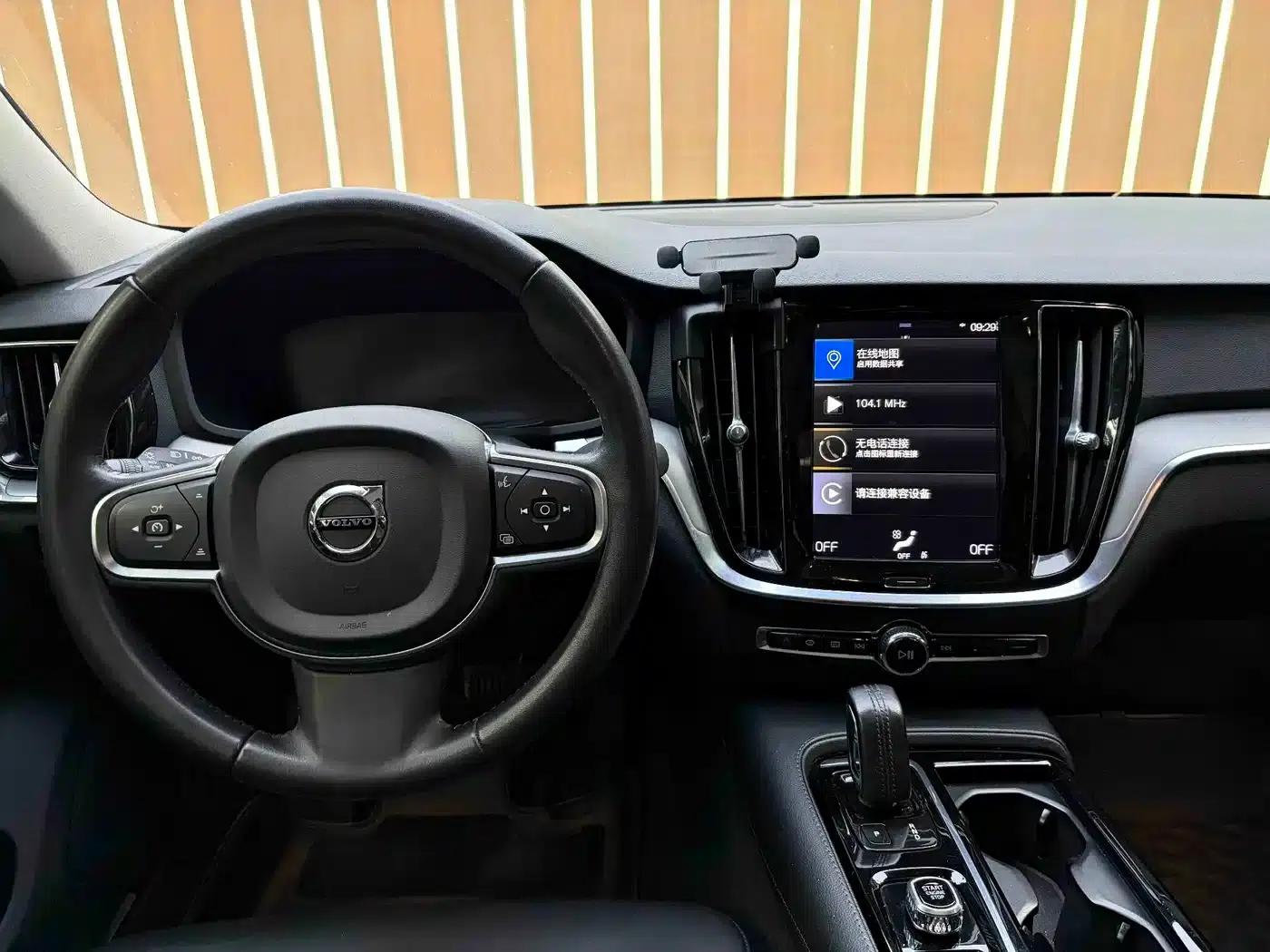 2021 Volvo S60 Plug-in Hybrid T8 E-Drive Hybrid AWD Inscription Luxury Edition — миниатюра 16