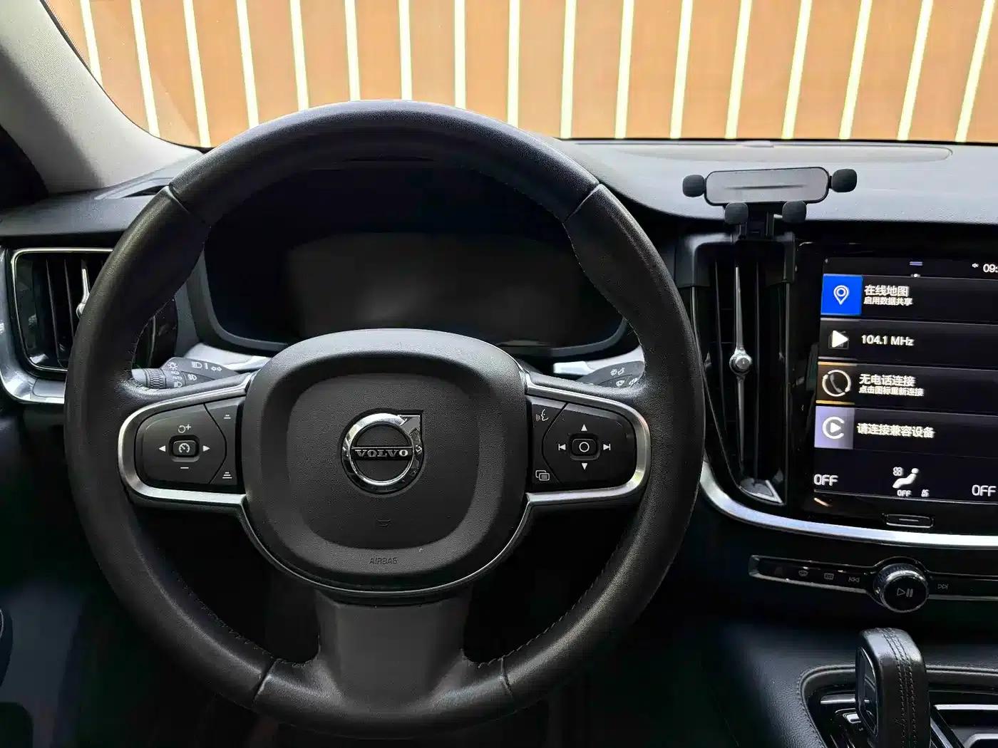 2021 Volvo S60 Plug-in Hybrid T8 E-Drive Hybrid AWD Inscription Luxury Edition — миниатюра 17