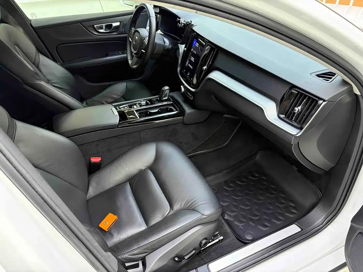 2021 Volvo S60 Plug-in Hybrid T8 E-Drive Hybrid AWD Inscription Luxury Edition — миниатюра 19