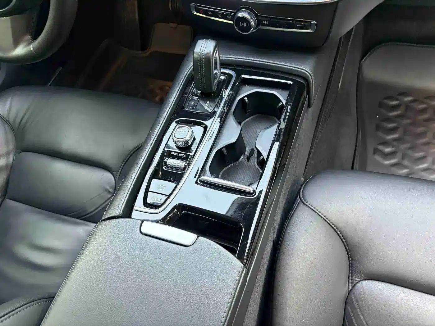 2021 Volvo S60 Plug-in Hybrid T8 E-Drive Hybrid AWD Inscription Luxury Edition — миниатюра 20