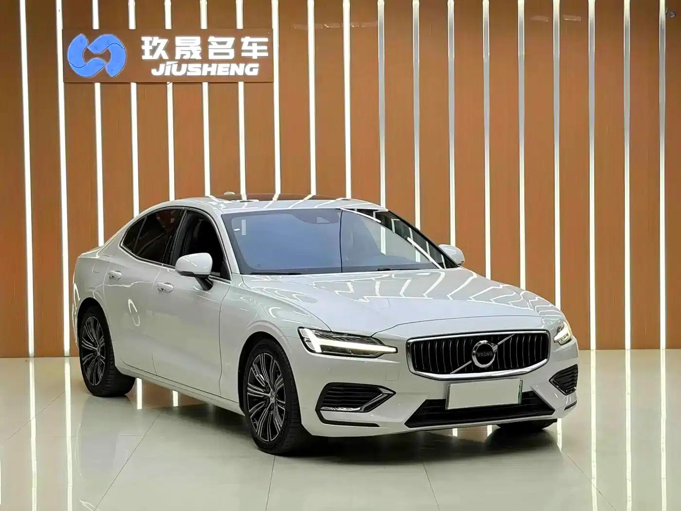 2021 Volvo S60 Plug-in Hybrid T8 E-Drive Hybrid AWD Inscription Luxury Edition — миниатюра 3