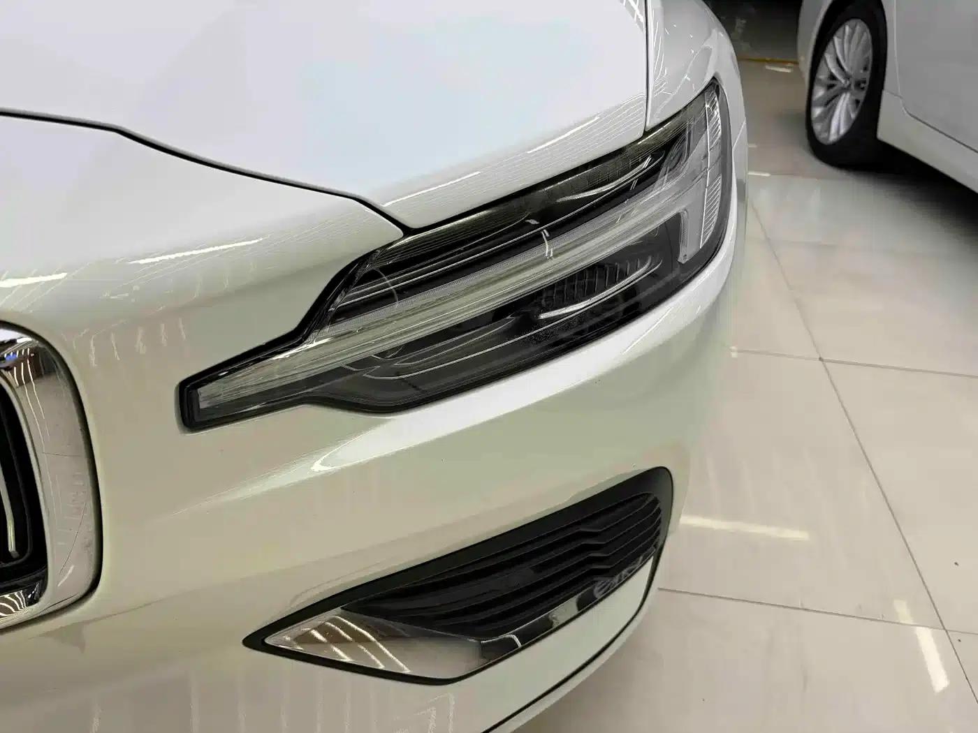 2021 Volvo S60 Plug-in Hybrid T8 E-Drive Hybrid AWD Inscription Luxury Edition — миниатюра 4