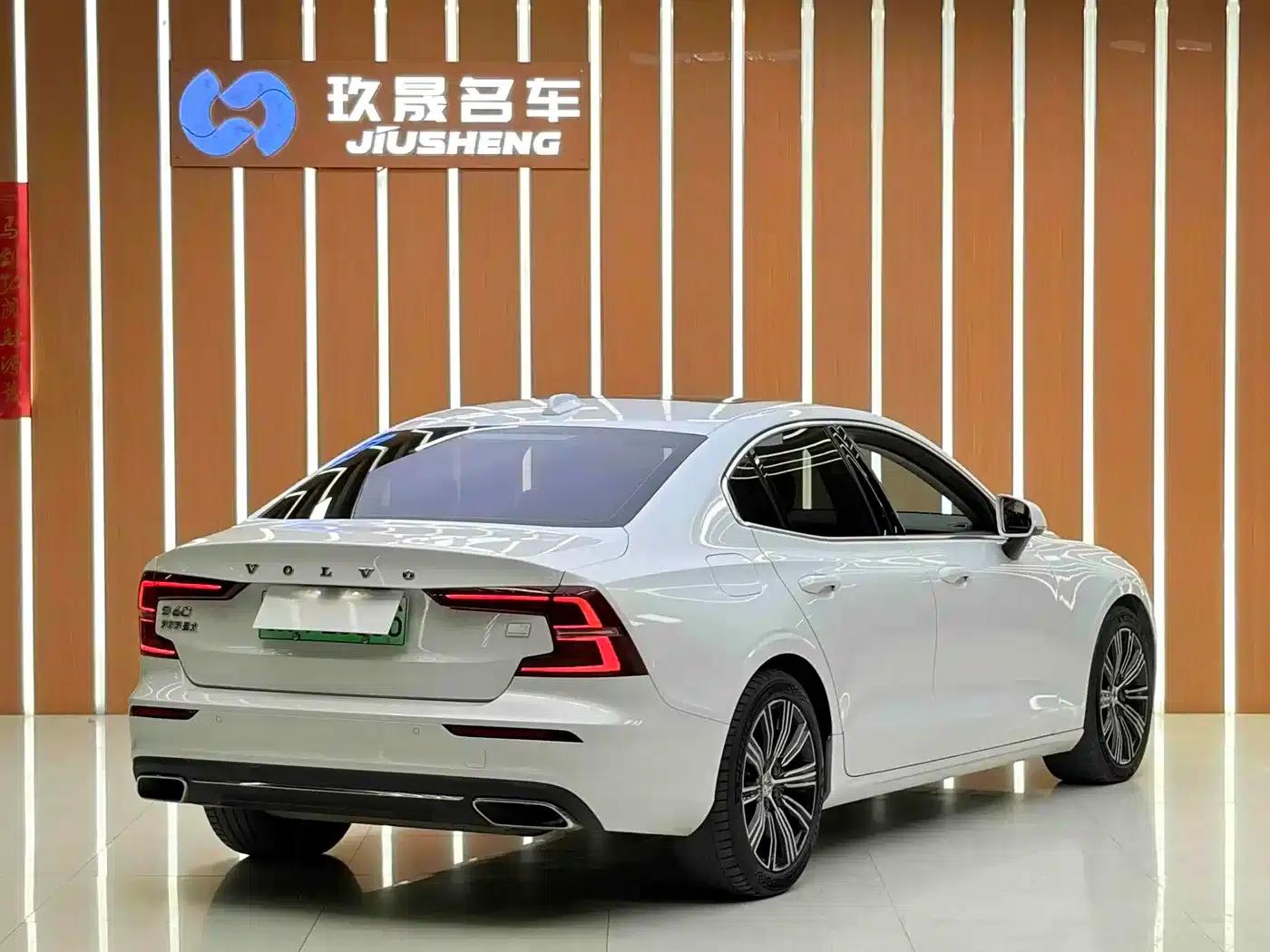 2021 Volvo S60 Plug-in Hybrid T8 E-Drive Hybrid AWD Inscription Luxury Edition — миниатюра 5