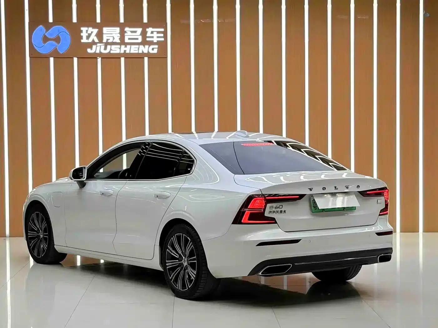 2021 Volvo S60 Plug-in Hybrid T8 E-Drive Hybrid AWD Inscription Luxury Edition — миниатюра 7