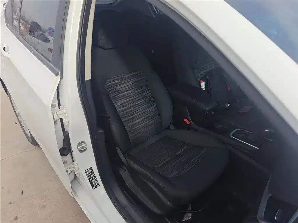 Chevrolet Cruze 2019 320 Automatic Sunroof Edition — миниатюра 24