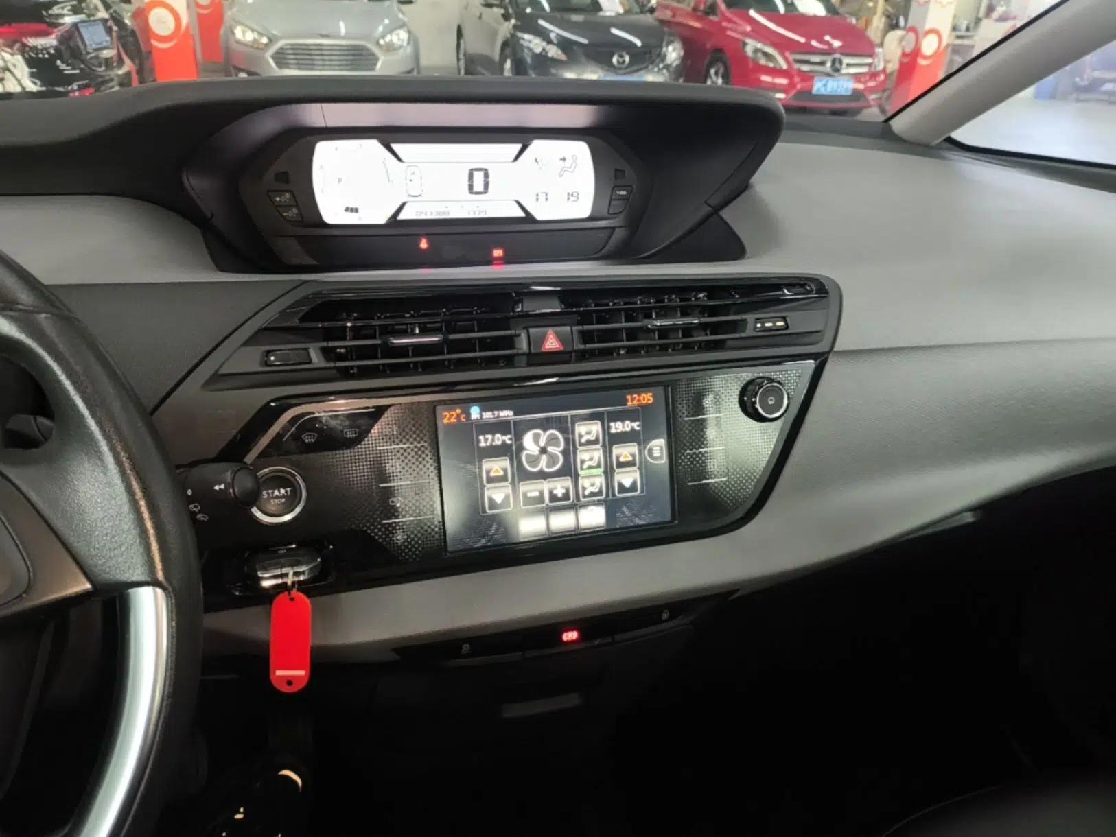 Citroen C4 Picasso 2015 1.6T Fashion Model 5 Seats — миниатюра 16