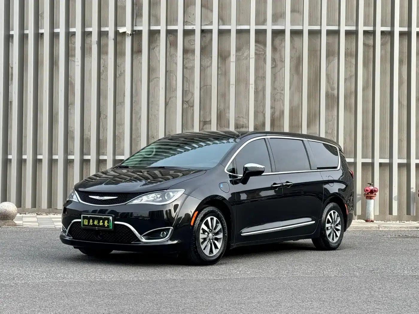 2019 Chrysler Grand Voyager PHEV (Imported) 3.6L Plug-in Hybrid — миниатюра 1